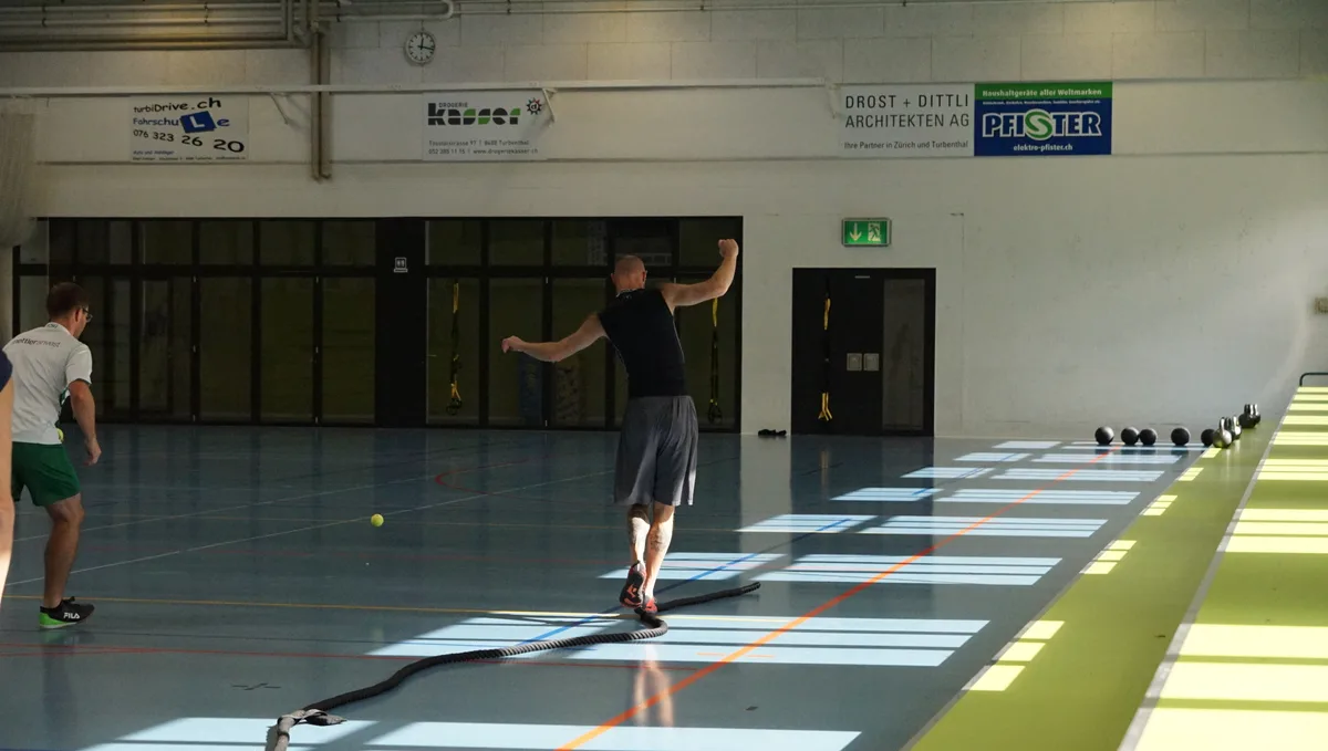 Man sieht Boller auf einem Seil am balancieren. 